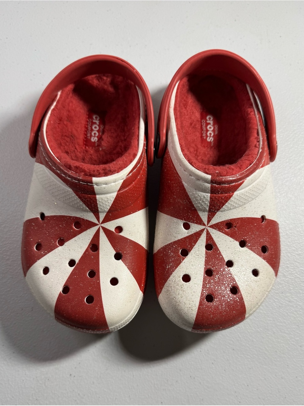 CROCS Kids Red & White Pinwheel Lined Clogs